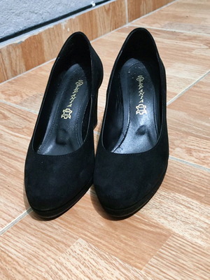 Stefania Black Pumps Size 38 Like New