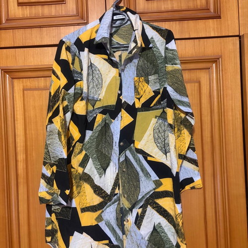 Shirt like new, size M, black and yellow