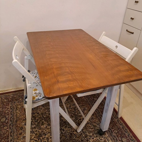 Wooden dining set like new with 2 chairs and wheels