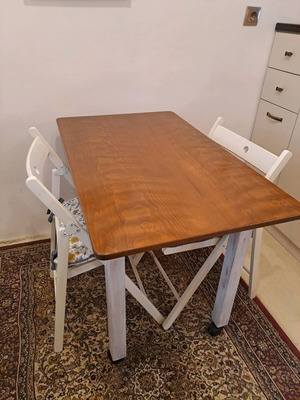 Wooden dining set like new with 2 chairs and wheels