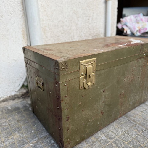 Vintage ξύλινο μπαούλο με μεταλλικές λεπτομέρειες, λαδί