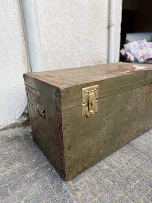 Vintage ξύλινο μπαούλο με μεταλλικές λεπτομέρειες, λαδί