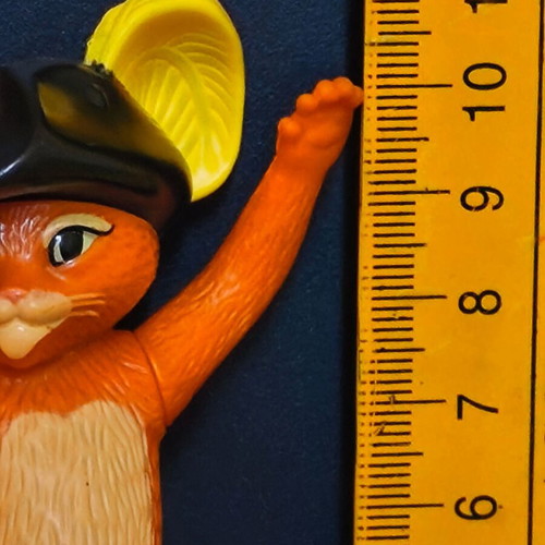 2011 Puss in Boots McDonald's figure
