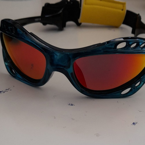 Γυαλιά ηλίου Ocean polarized σαν καινούργια, πολύχρωμα, με θήκη που επιπλέει