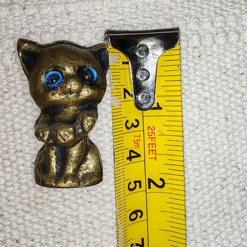 Kitten Figurine carved, old, like new
