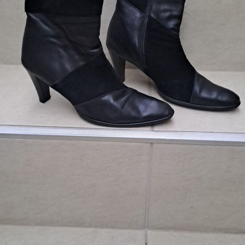 Black ankle boots size 39 like new, genuine leather and suede with zipper