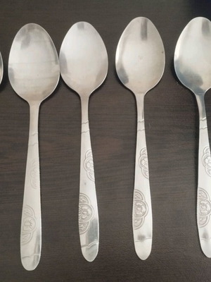 Spoons like new, set of 7 patterned, 6 plain, and 9 teaspoons