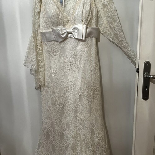 Wedding dress A-Style like new, alpha shape with lace and organza bolero ivory