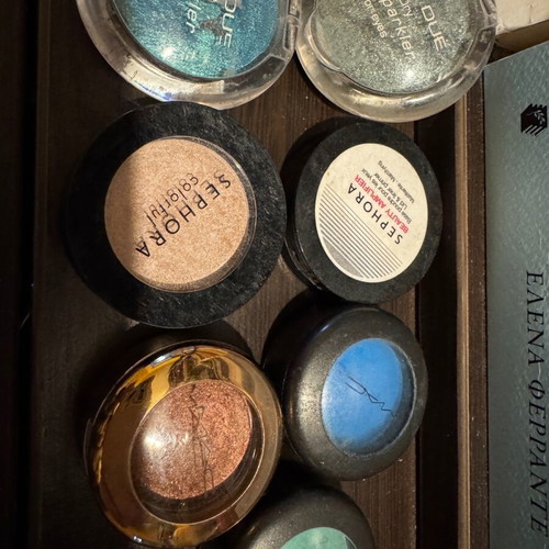 20 eyeshadows like new in various colors