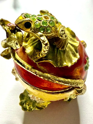 Διακοσμητική Μπιζουτιέρα Αυγό με Χρυσό Βάτραχο σαν καινούργια, Feng Shui