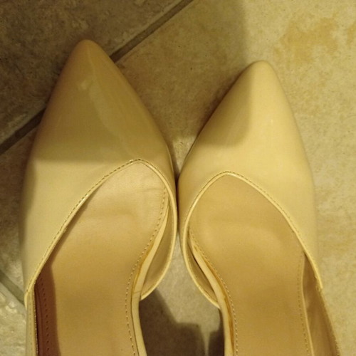Shoes beige patent leather pumps like new, size 40
