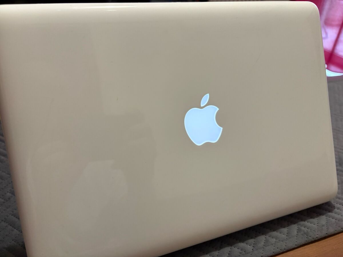 Apple Macbook 13 inch late 2009 used… - € 115,00 - Vendora.cy