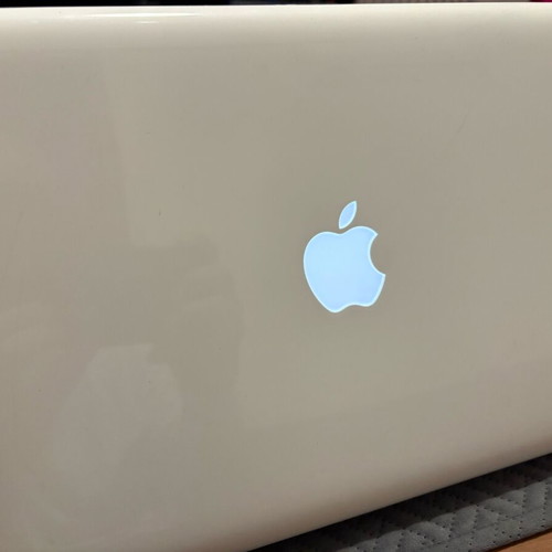 Apple Macbook 13 inch late 2009 with box and manuals