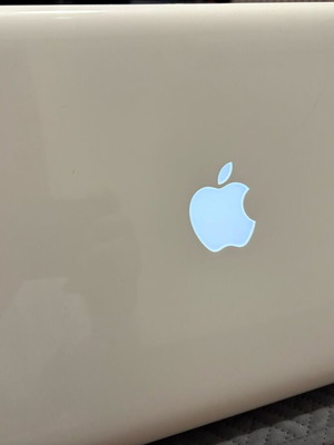 Apple Macbook 13 inch late 2009 with box and manuals
