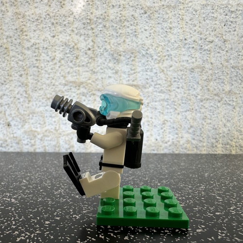 Lego Ninjago Zane Seabound Scuba minifigure like new missing one flipper