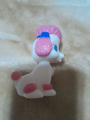 Σκυλάκι μινιατούρα σε άριστη κατάσταση με περιστρεφόμενο κεφάλι