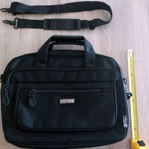Yuan Cheng black hand shoulder bag like new, 40x30 cm