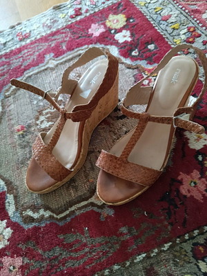 Leather modern platform sandals size 41 like new, tan color