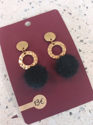 Stainless steel earrings new with furry element, black and gold