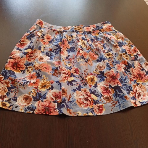 Strativarius floral mini skirt like new, size 38