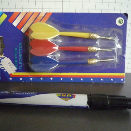 Wooden dartboard large with darts and 3 extra darts for outdoor use