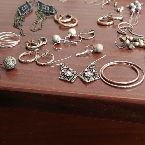 Earrings used, pack of 22 pairs in trendy designs