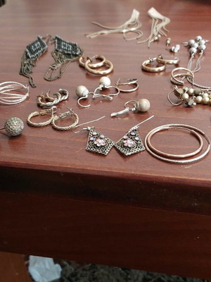 Earrings used, pack of 22 pairs in trendy designs