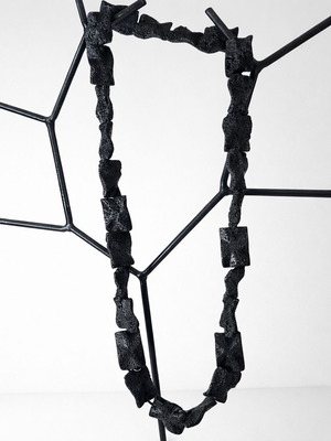 Vintage necklace made of volcanic lava 88cm like new, black