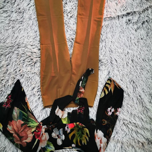 Beige pants like new with floral top gift