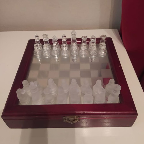 Glass chess set like new