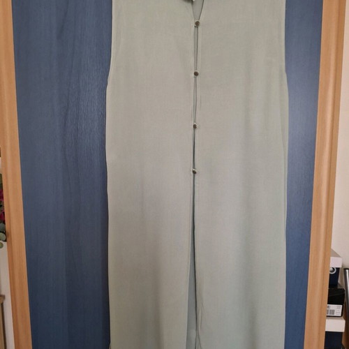 Attrattivo long top with side openings and back buttons, like new, size L, veraman color