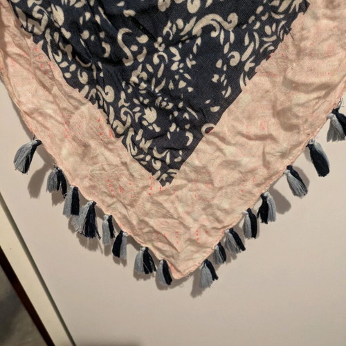 Scarf with fringes in blue and pink colors