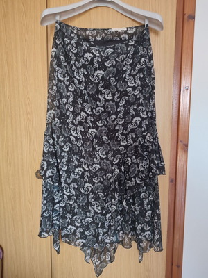 Vassia Kostara skirt like new, size L 40 12, black and white