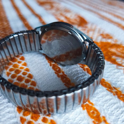 Q&Q Quartz watch with elastic closed bracelet silver like new