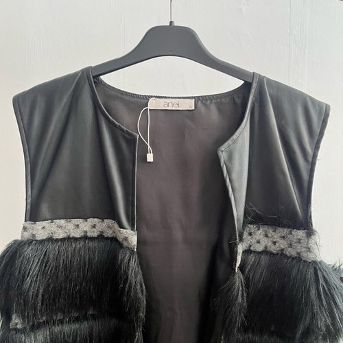 Anel sleeveless vest with fur one size like new, black