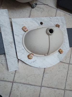 Bathroom sinks like new, set of two with marble, Standard Idea