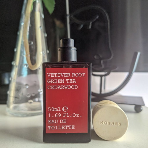 Vetiver Root Green Tea Cedarwood Eau de Toilette 50 ml like new