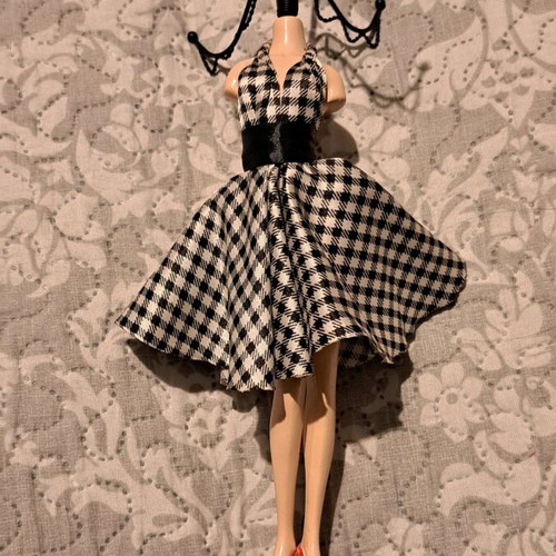 Jewelry holder like new with dress, black