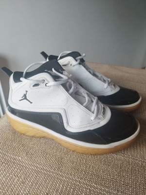 Air Jordan Elements Basketball Shoes size 42.5 like new, black and white