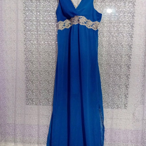 Le Vertige blue dress like new with small snag size M