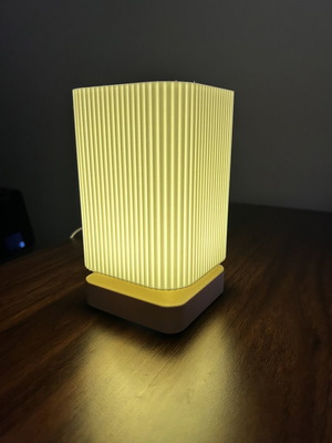 Table lamp with LED lighting like new, USB powered, adjustable light