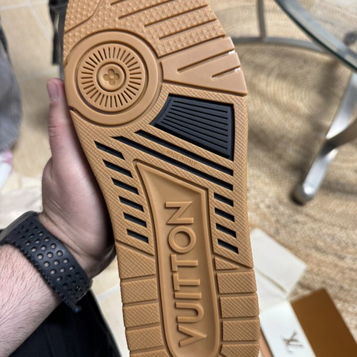 Lv trainers size 44 used, sneakers