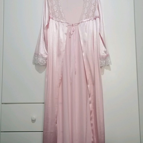 Jeannette lingerie satin robe pink like new, size M/L