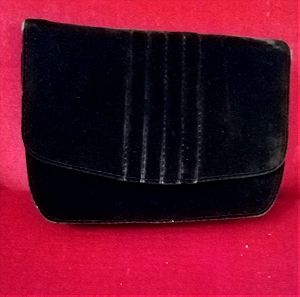 Τσαντάκι πορτοφόλι βραδινό με υφή βελουτέ μαύρο χρώμα