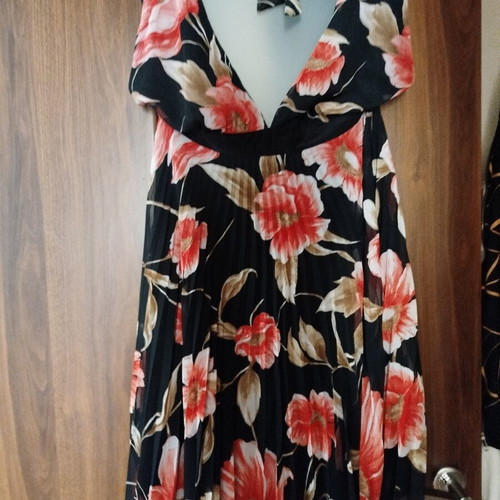 Printed backless dress with pleated skirt like new, black and pink