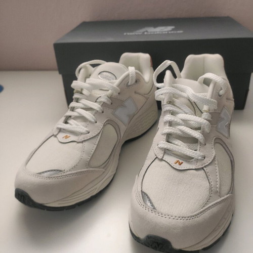 New Balance 2002R athletic shoes new, size 41.5 with box
