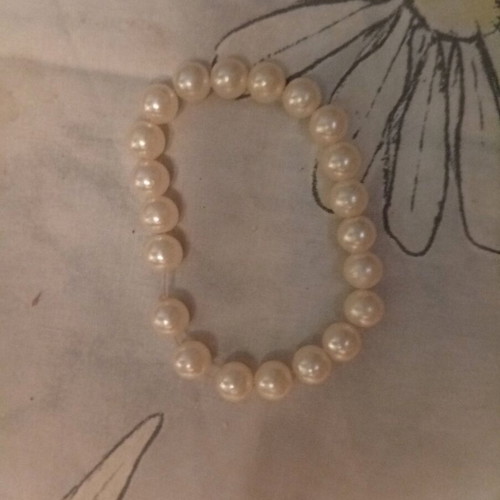 Bracelet with large pearls used, like new