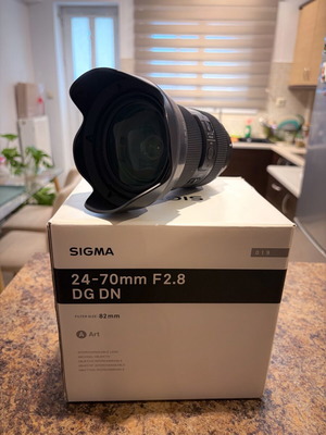 Sigma Art 24-70 F2.8 lens like new with UV filter