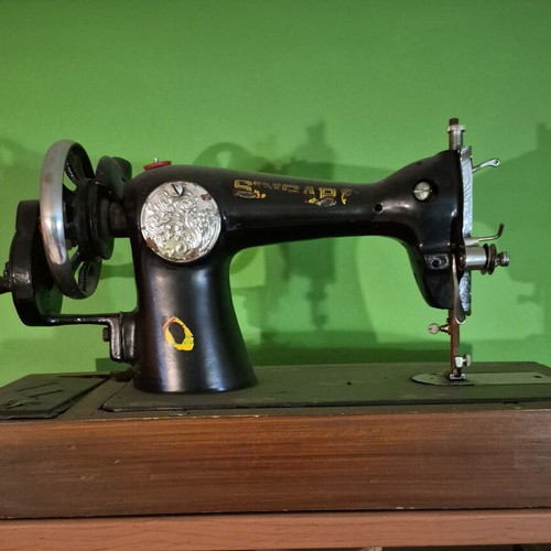 Vintage sewing machine like new, collectible piece