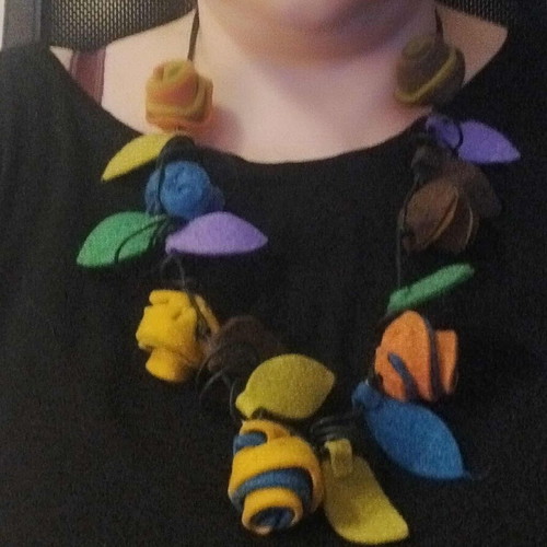 Women's necklace like new with leatherette and felt flowers-leaves colorful